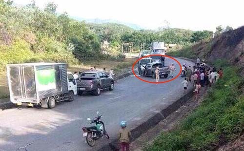 Cảnh sát bắn thủng lốp xe bán tải chở 19 bánh heroin Hiện trường chiếc xe bán tải lúc bị cảnh sát khống chế