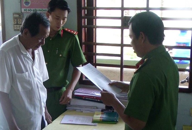 Bé gái 12 tuổi nhiều lần bị hàng xóm hiếp dâm Cơ quan điều tra tống đạt quyết định khởi tố bị can đối với người đàn ông cưỡng hiếp bé gái