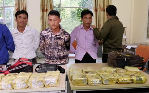 Vận chuyển 25kg ma tuý đá lấy tiền công 200 triệu đồng Ba nghi phạm vận chuyển ma tuý đá tại cơ quan điều tra