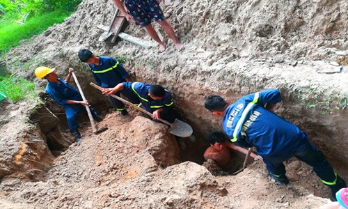 Cảnh sát cứu thanh niên bị đất vùi sâu hơn 2 m Nạn nhân được cảnh sát cứu sống