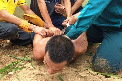 Người đàn ông sát hại 3 người thân tại nghĩa trang Cơ quan chức năng cùng người dân khống chế Vinh