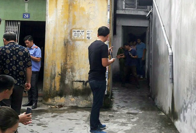 Hai người bị sát hại dã man tại nhà Cơ quan chức năng có mặt ở khu vực nhà của Hiếu. Ảnh: Zing