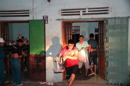 Nhiều ngôi nhà ở Hòa Bình đổ xuống sông Đà Người dân di tản khỏi nhà bị sụt lún. Ảnh: Baohoabinh