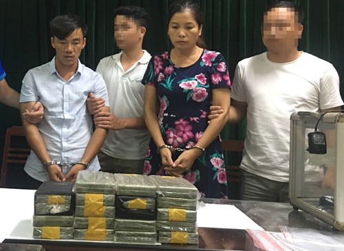 Giấu 19 bánh heroin trong ba đờ sốc xe Santafe Giàng A Lành và Vũ Thị Xuân tại cơ quan công an. Ảnh: Công an Thái Nguyên