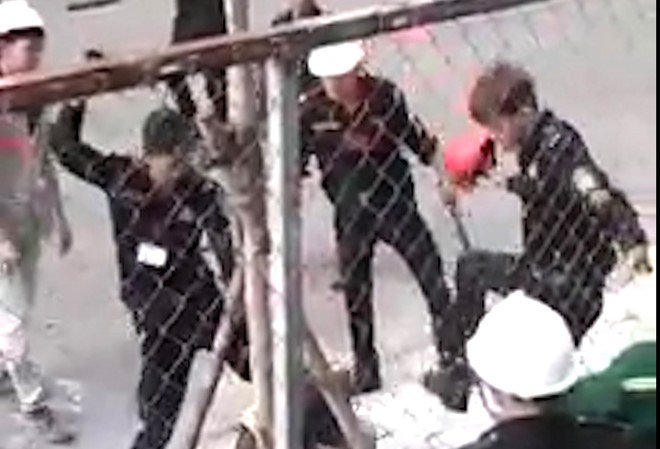 Camera ghi hình nhóm bảo vệ đánh hội đồng dã man 2 công nhân Nhóm bảo vệ lao vào đánh một thanh niên. Ảnh: Cắt từ clip
