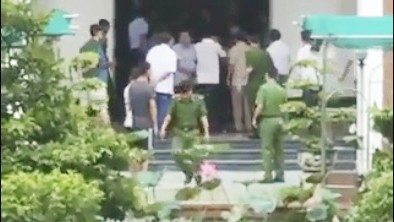 Khống chế đối tượng ôm bình gas lao vào Trung tâm VTV Cơ quan chức năng nhanh chóng có mặt tại hiện trường vụ án
