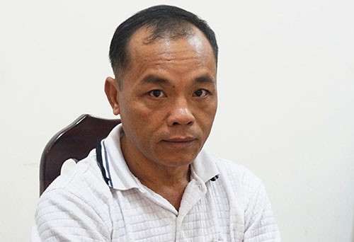Người đàn ông trốn truy nã 26 năm đi tự thú vì nhớ mẹ Vi Văn Học tại cơ quan điều tra. Ảnh: CA