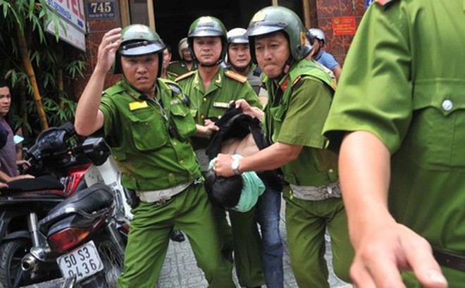 Nam thanh niên dùng dao cứa cổ đại uý công an Công an khống chế 1 đối tượng phạm tội trước đó