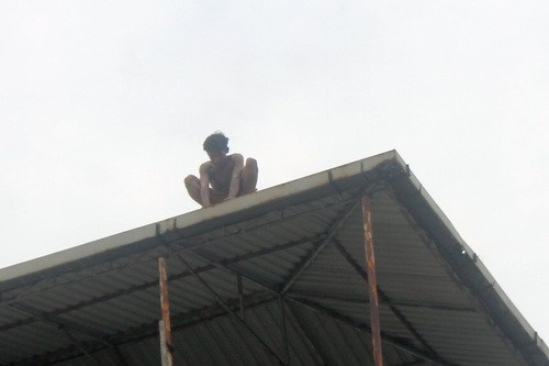 Cảnh sát giải cứu thanh niên ngáo đá trên sân thượng nhà dân Nam thanh niên có biểu hiện ngáo đá
