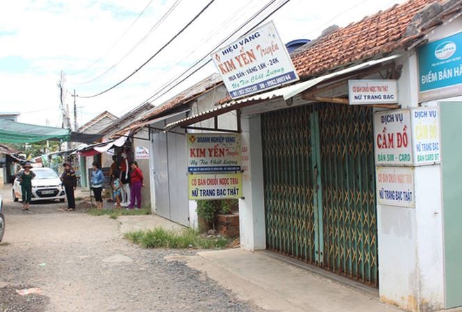 Tin mới vụ 2 mẹ con bị xịt hơi cay, chích điện cướp thùng tiền vàng Tiệm vàng Kim Yến Truyền của mẹ con anh Truyền. Ảnh: Tiền Phong
