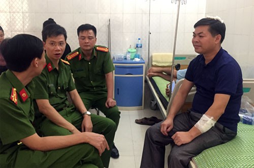 Phó công an huyện bị thương khi khống chế kẻ ôm bình gas cố thủ Lãnh đạo Công an tỉnh Phú Thọ đến bệnh viện thăm hỏi, động viên trung tá Phạm Thế Anh. Ảnh: CAND