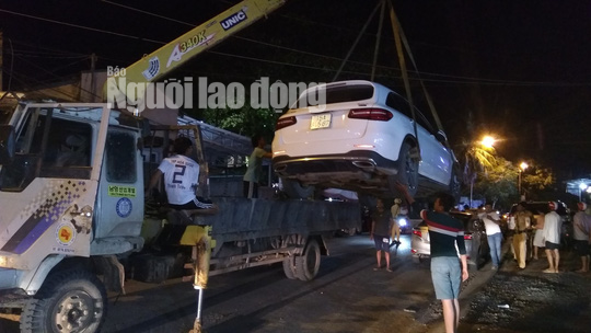 Tài xế Mercedes biển số 34567 tuyên bố 'sốc' khi bị CSGT thổi phạt Lực lượng CSGT Công an huyện Phú Quốc cẩu ôtô biển số cực đẹp về trụ sở