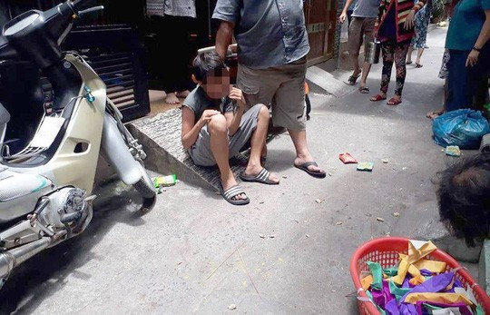 Thiếu niên 13 tuổi đâm 2 bố con chủ nhà khi giật cô hồn Sau khi phát hiện đồ cúng cô hồn rẻ tiền. P. đã hất đổ đồ rồi dùng dao dâm con gia chủ thủng khí quản. P. đã bị người dân bắt giao công an. Ảnh: V.N