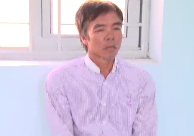 Bé 10 tuổi bị gã hàng xóm U60 dâm ô nhiều lần Bị can dâm ô với bé gái bị bắt tạm giữ. Ảnh: C.A.