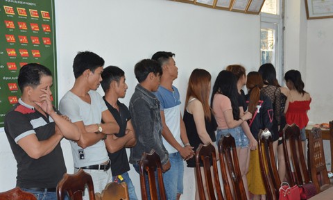 Hơn 30 'nam thanh nữ tú' phê ma túy trong quán karaoke Các đối tượng phê ma túy tập thể tại trụ sở công an