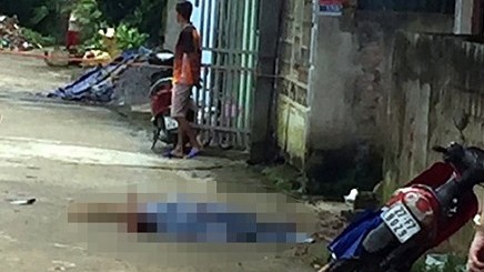 Kinh hoàng 4 đối tượng đi ô tô chém chết người đàn ông trên đường Hiện trường xảy ra vụ việc