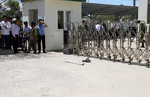 Hai thanh niên nổ súng cướp ngân hàng ở Khánh Hòa Cảnh sát khám nghiệm hiện trường
