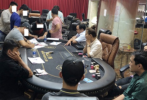 Sòng Poker ăn tiền ở Sài Gòn bị cảnh sát đột kích Bên trong sòng bạc trá hình