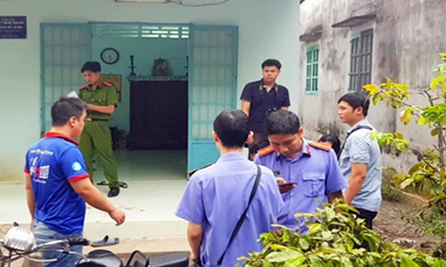 Nam thanh niên đâm người yêu nhiều nhát rồi tự sát Cảnh sát khám nghiệm hiện trường