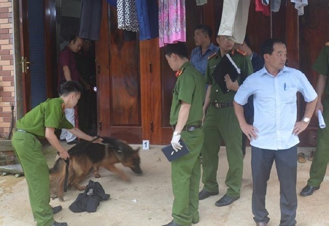 Nghi án bác sĩ giết vợ: Mới cưới nhưng thường xuyên đánh đập vợ Lực lượng công an dùng chó nghiệp vụ để khám nghiệm hiện trường. Ảnh: Báo Cao Bằng