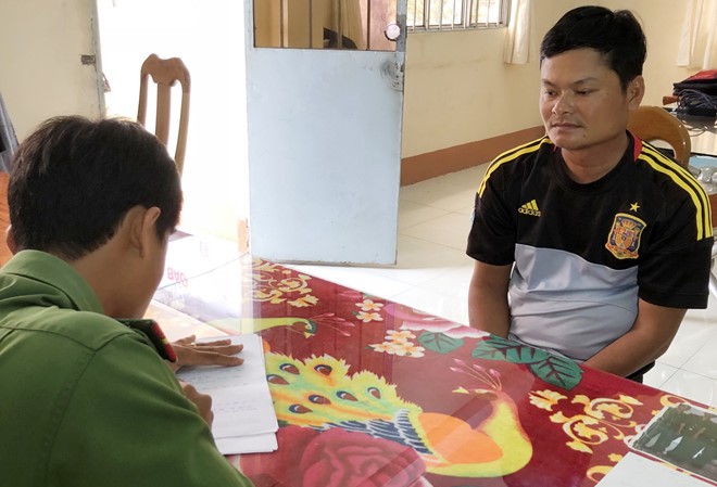 Bắt cóc cháu để uy hiếp vợ về nhà... trả nợ Tôn tại cơ quan điều tra. Ảnh: Công an cung cấp