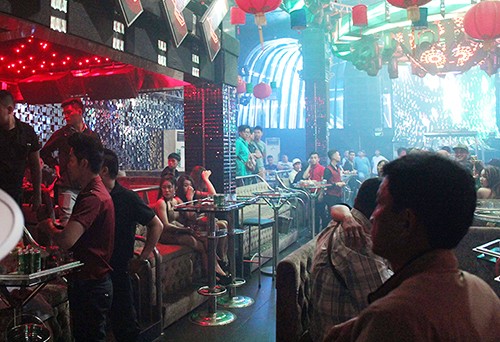 Hàng chục dân chơi phê ma tuý trong quán bar ở Sài Gòn Quán bar bị kiểm tra lúc rạng sáng. Ảnh: C.A