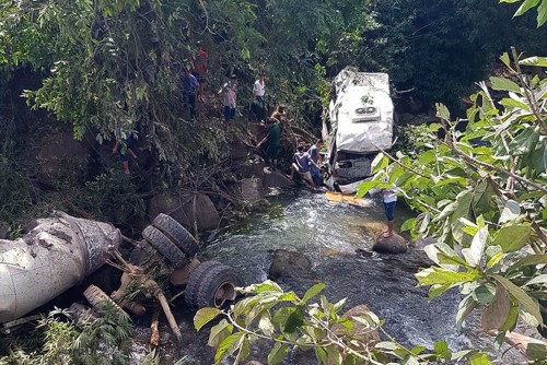 Tài xế sai kỹ thuật khi xuống dốc, gây tai nạn 13 người chết Hiện trường vụ tai nạn khiến 13 người chết