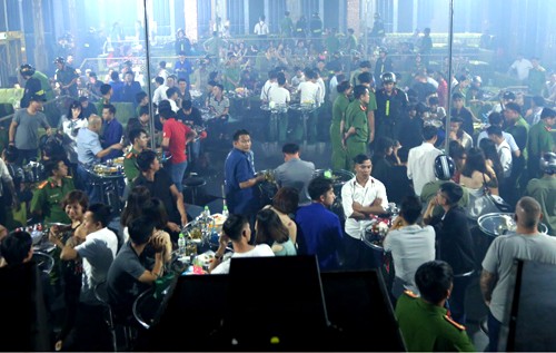 100 chiến sĩ đột kích quán bar lúc rạng sáng Quán bar thời điểm cảnh sát ập vào kiểm tra