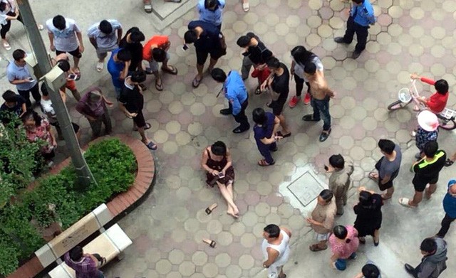 Truy bắt gã chồng lái ôtô nổ súng bắn vợ Người dân tập trung tại hiện trường vụ việc. Ảnh: Dân trí