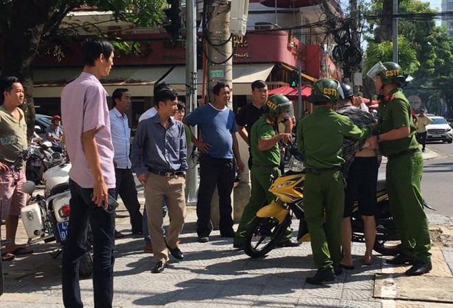 Đôi trai gái vượt đèn đỏ, đạp ngã cảnh sát Cảnh sát khống chế nam thanh niên vượt đèn đỏ