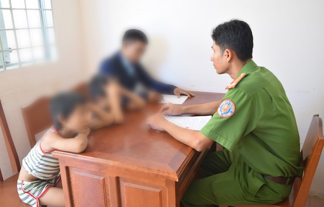 Hai trẻ 7 và 9 tuổi gây ra 25 vụ trộm Anh Á cùng hai đứa trẻ tại trụ sở Công an phường. Ảnh: Công an Trà Vinh