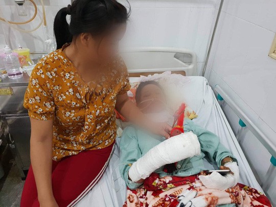 Bị hiếp dâm, cứa cổ, nữ sinh khó nói lại được Nạn nhân trong vụ cưỡng hiếp, cắt cổ đang được điều trị tại BV