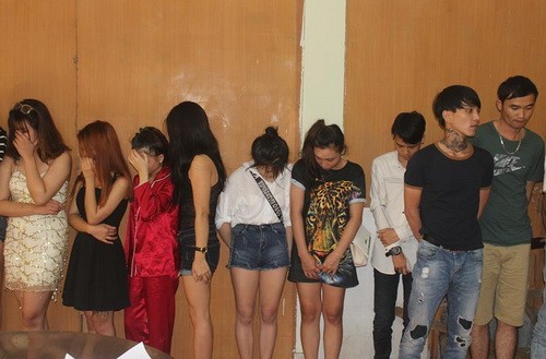 Hàng chục cô gái phê ma túy trong quán karaoke Nhóm thanh niên bị phát hiện tại quán karaoke sáng nay