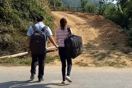 Cô bé bị bắt cóc, bán làm vợ và hành trình 6 năm tìm về quê hương Kiều cùng người đàn ông Trung Quốc (bên trái) trên hành trình trở về huyện Tương Dương