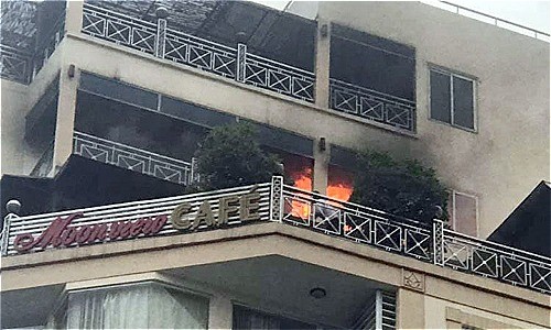 Khách sạn giữa phố cổ Hà Nội bốc cháy, nhiều du khách tháo chạy Nhiều du khách từ khách sạn được sơ tán ra ngoài an toàn