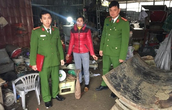 Phát hiện đạn súng cối còn khả năng nổ ở cửa hàng phế liệu Quả đạn súng cối 100 mm, đang còn khả năng phát nổ, sát thương.
