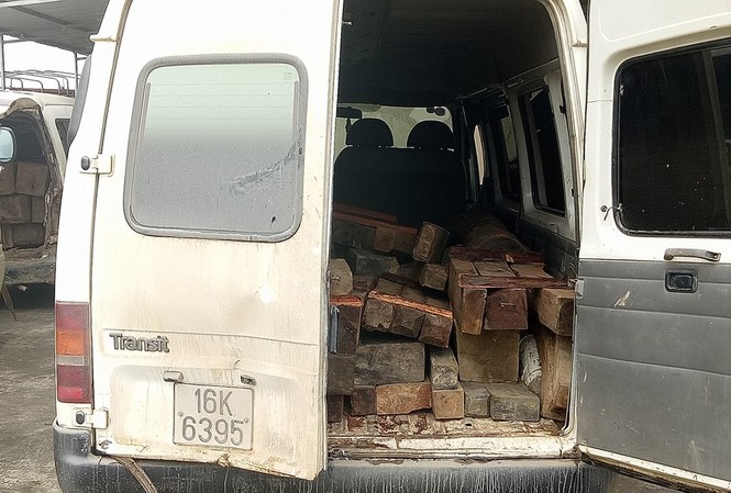 Bị truy đuổi đâm vào xe kiểm lâm tẩu thoát Bị truy đuổi, hai người ngồi trên chiếc chở gỗ xe bỏ lại xe rồi tẩu thoát