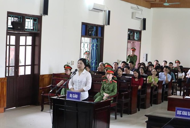 Tuyên phạt tù kẻ ‘Hoạt động lật đổ chính quyền’ ở Hà Tĩnh Bị cáo Trần Thị Xuân tại phiên tòa sáng nay 12/4