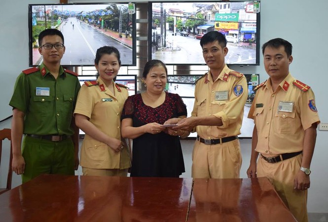 CSGT Công an huyện Nghi Xuân trả lại tiền cho người đánh rơi CSGT Công an huyện Nghi Xuân trả lại tiền cho người đánh rơi