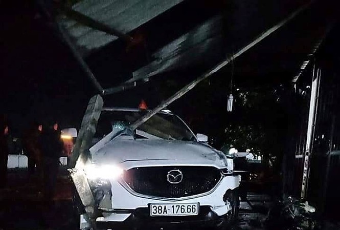 Phó phòng Tài nguyên lái ô tô va chạm với xe máy gây chết người Hiện trường vụ tai nạn