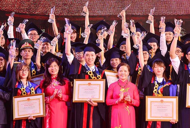 Thực hư thủ khoa từ chối lời mời công chức Tuyên dương 84 Thủ khoa “đầu ra” xuất sắc của Hà Nội. Ảnh mang tính minh họa