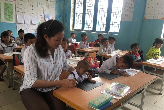 Lời hứa với K'Rể K'Rể đang được cô giáo chủ nhiệm dạy viết