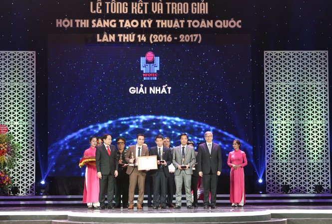Hai trường ĐH đạt giải Nhất VIFOTEC 2017 Ban tổ chức trao giải nhất cho trường ĐH Công nghệ giao thông vận tải,