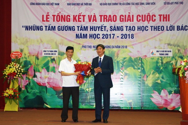 Lan tỏa những hình ảnh đẹp Ban tổ chức trao giải cho tác giả