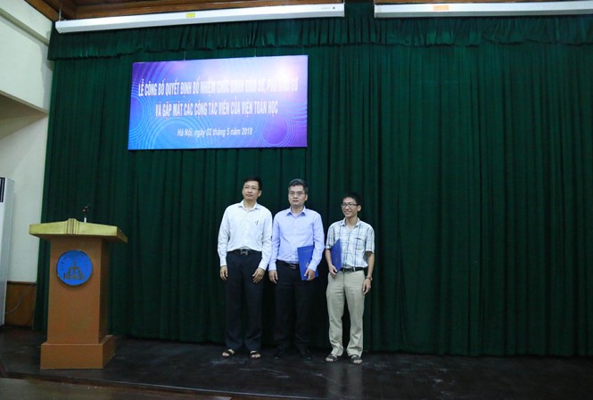 Bổ nhiệm Giáo sư trẻ nhất Việt Nam GS.Phùng Hồ Hải (ngoài cùng bên trái), Viện trưởng Viện Toán học Việt Nam bổ nhiệm chức danh giáo sư cho PGS.TSKH Phạm Hoàng Hiệp (đứng giữa) và chức danh phó giáo sư cho TSKH.Đoàn Thái Sơn
