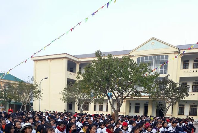Trường vùng khó tặng học bổng cho học sinh giỏi trúng tuyển lớp 10 học sinh trường THPT Nghi Lộc 5