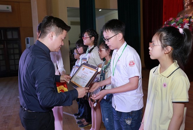 Tìm ra 2 'cao thủ' tiếng Anh bậc tiểu học Ban tổ chức trao thưởng cho các cá nhân xuất sắc
