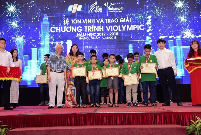Sẽ ứng dụng công nghệ 4.0 thi Violympic Ban tổ chức trao thưởng cho các học sinh xuất sắc khu vưc phía Bắc.