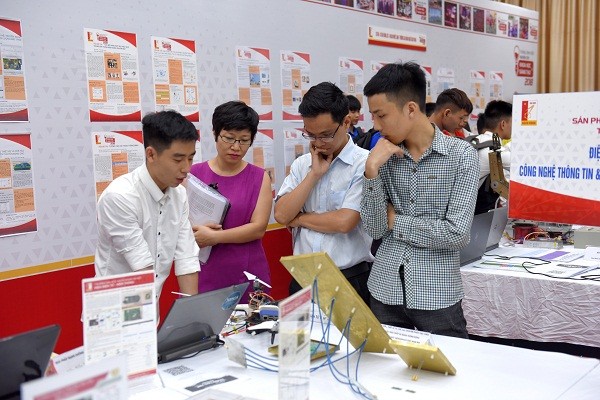 Sinh viên Bách Khoa tranh tài khoa học Sinh viên đang chia sẻ về công trình nghiên cứu