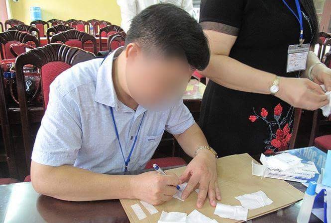 Dùng giấy mỏng để dán niêm phong túi bài thi loại giấy mỏng được dùng làm nhãn niêm phong túi bài thi thay cho băng dính giấy